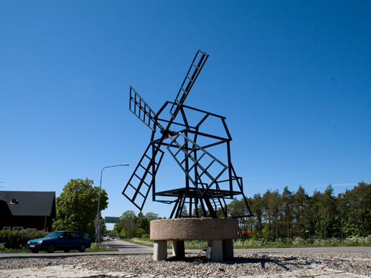Kvarnen i rondellen i H&ouml;gby