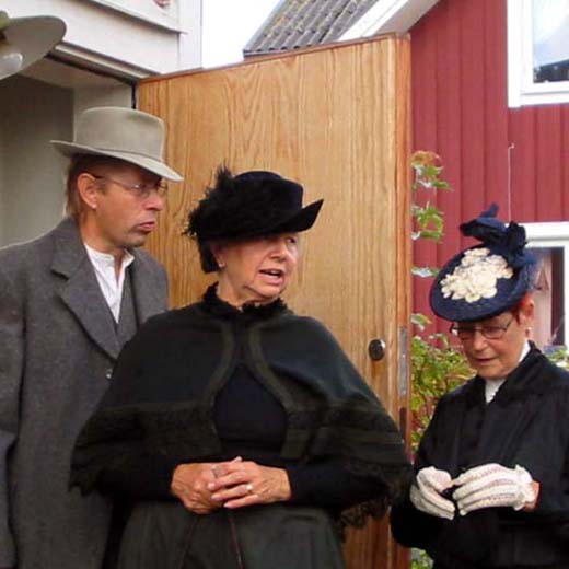Leo, Sonja och Wera uppkl&auml;dda och p&aring; v&auml;g fr&aring;n Hantverkshuset.