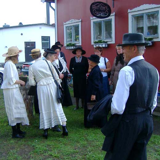 Samtal vid Hantverkshuset.