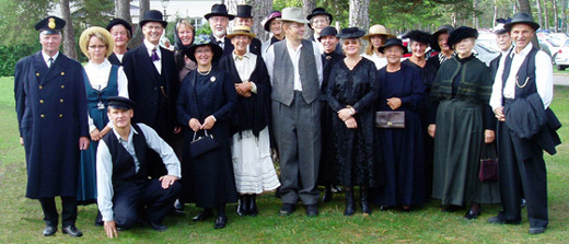 Gruppbild vid kyrkan
