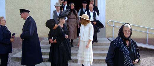 Kyrkobes&ouml;kare i kl&auml;der fr&aring;n 1900-talets b&ouml;rjan...